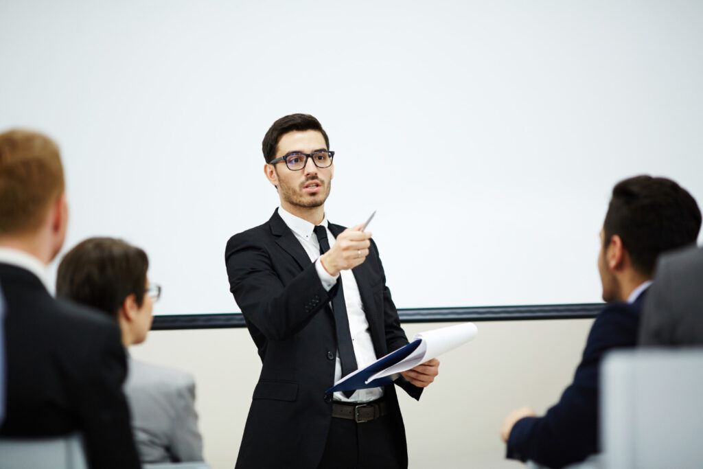 formateur dans un centre de formation pour adultes